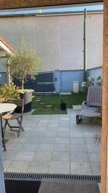 Apartamento Chez Sabine Et Pascal Meyzieu Exterior foto