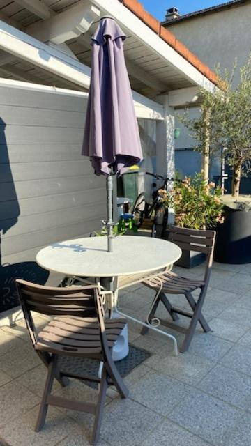 Apartamento Chez Sabine Et Pascal Meyzieu Exterior foto